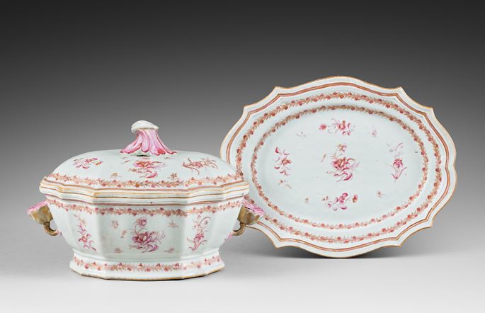 Tureen and stand &quot;famille rose&quot; porcelain - the handles a flower shape - Qianlong period | MasterArt